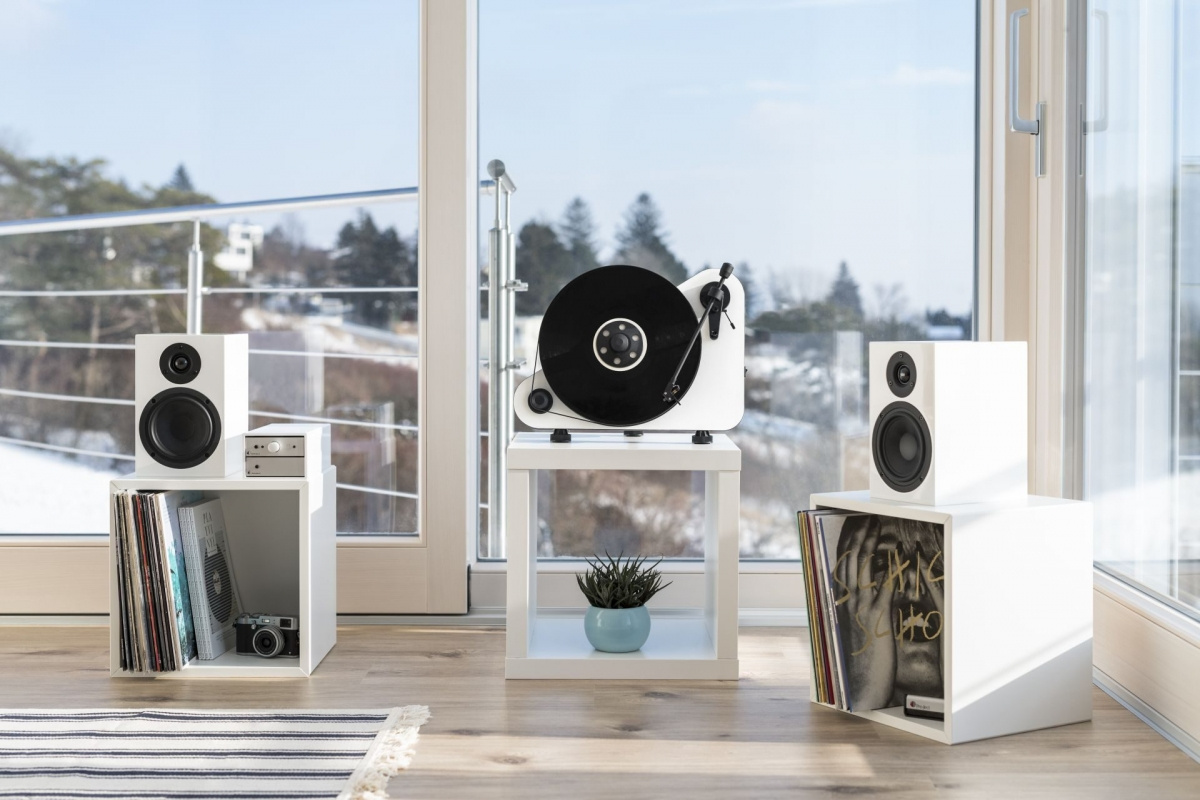Pro-Ject VT-E BT vertikal vinylspiller med pickup og Bluetooth, hvit