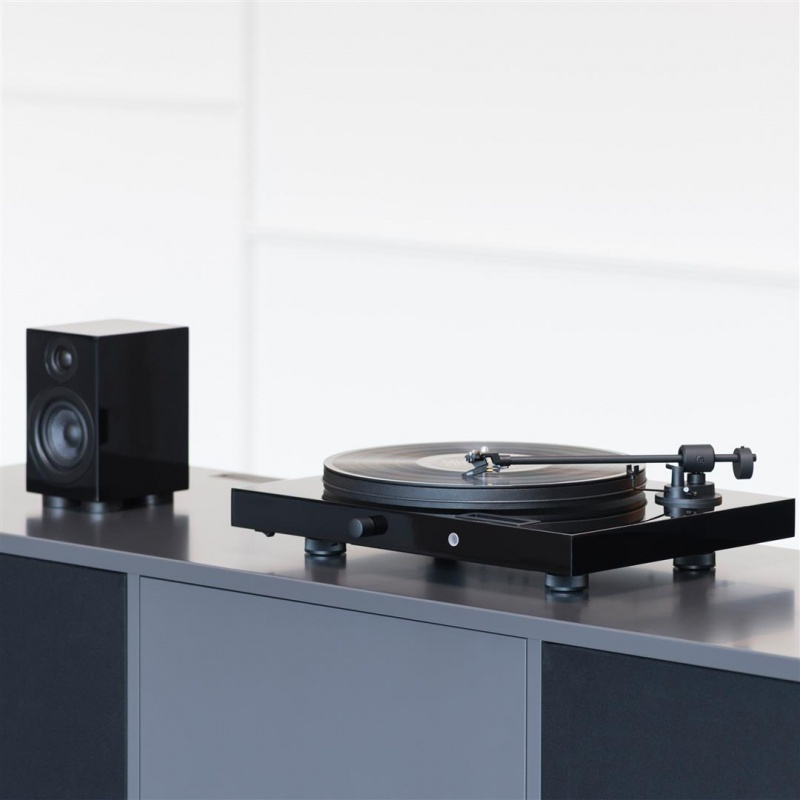 Pro-Ject Jukebox E1 vinylspiller med stereoforsterker og Bluetooth, svart