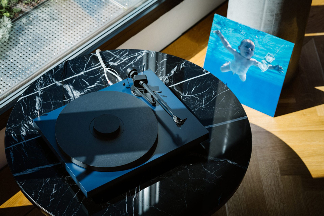 Pro-Ject Debut EVO 2 platespiller med Pick-It MM EVO-pickup, matt blå