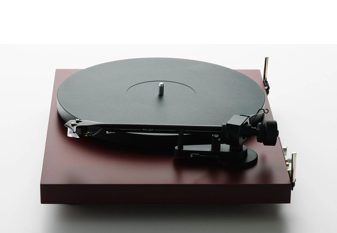 Pro-Ject Debut EVO 2 platespiller med Pick-It MM EVO-pickup, matt vinrød