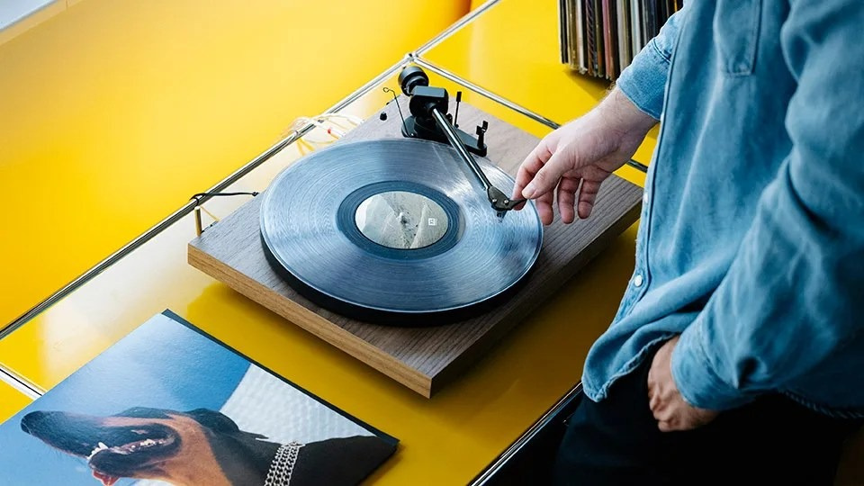 Pro-Ject Debut EVO 2 platespiller med Pick-It MM EVO-pickup, valnøtt