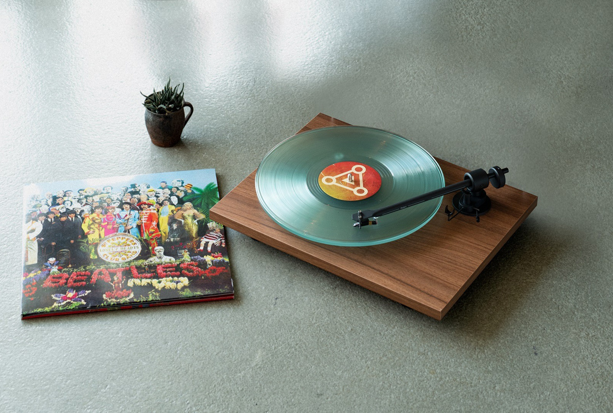Pro-Ject T1 EVO Bluetooth platespiller med Ortofon OM10-pickup, valnøtt