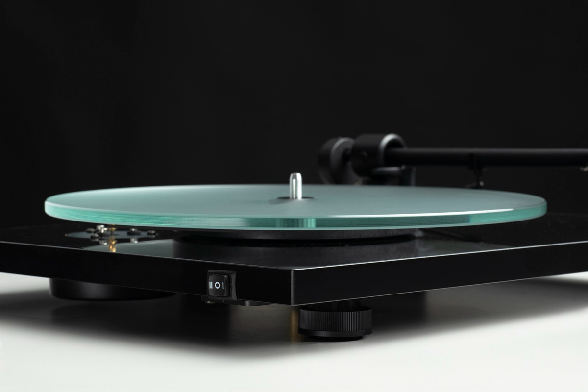 Pro-Ject T1 EVO Phono platespiller med Ortofon OM10-pickup, pianoblått