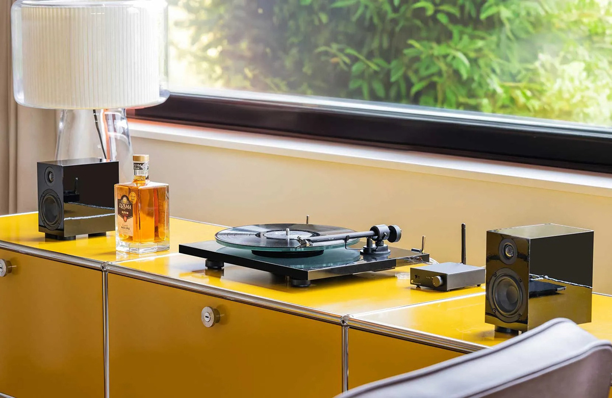 Pro-Ject T1 EVO Phono platespiller med Ortofon OM10-pickup, pianoblått