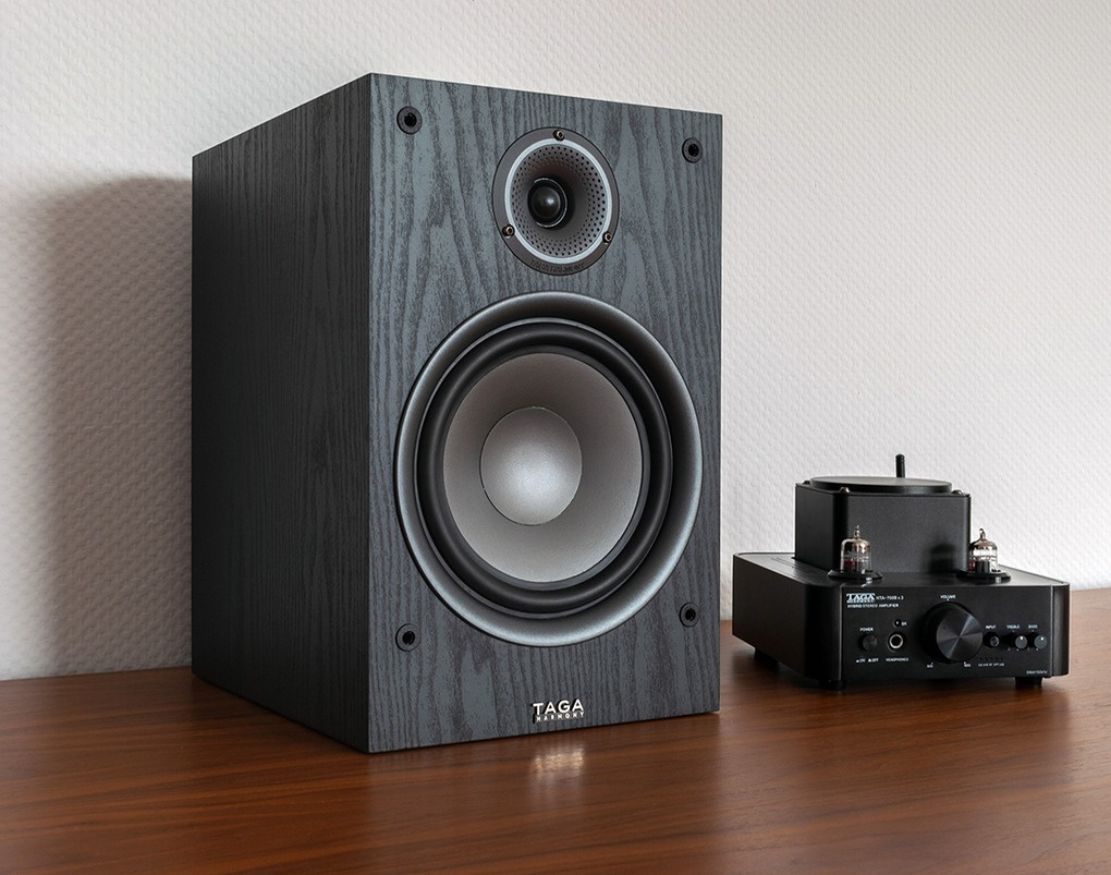 Taga Harmony TAV-807B stativhøyttalere, svart par