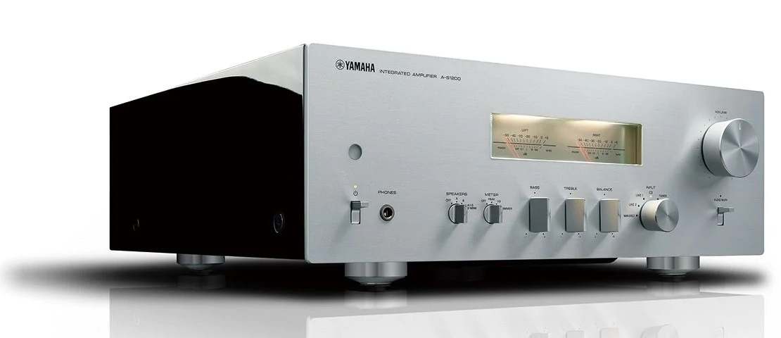 Yamaha A-S1200 stereoforsterker med VU-målere og vintage-design, sølv