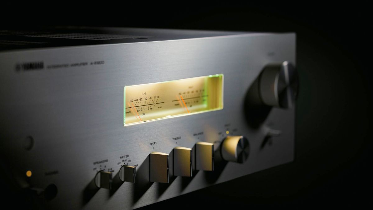Yamaha A-S1200 stereoforsterker med VU-målere og vintage-design, sølv