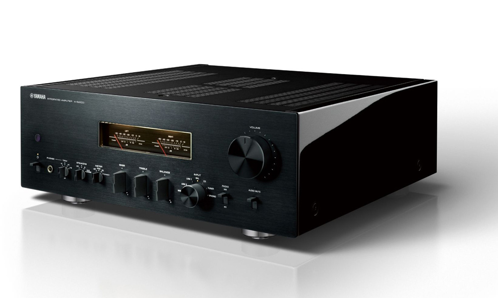 Yamaha A-S2200 stereoforsterker med VU-målere og vintage-design, svart