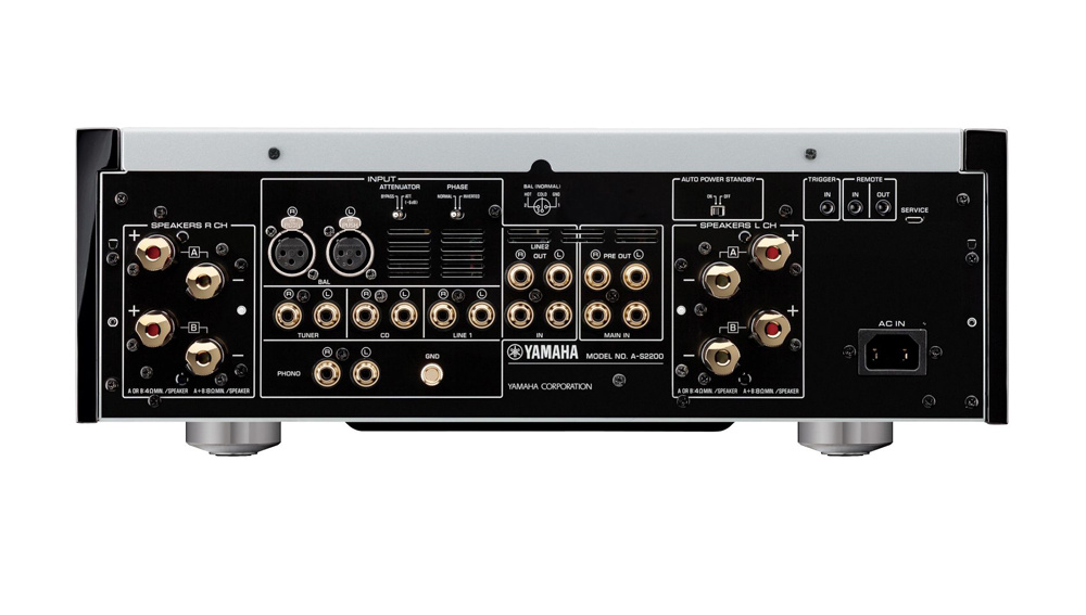 Yamaha A-S2200 stereoforsterker med VU-målere og vintage-design, sølv