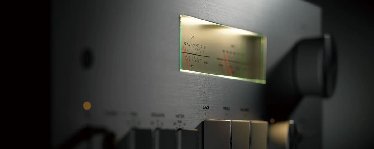 Yamaha A-S2200 stereoforsterker med VU-målere og vintage-design, sølv