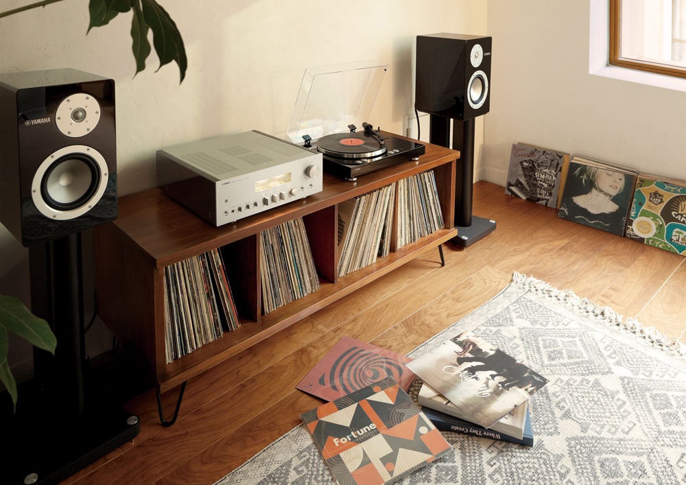 Yamaha A-S2200 stereoforsterker med VU-målere og vintage-design, sølv