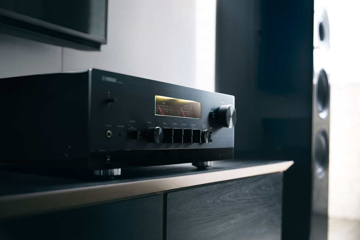 Yamaha R-N2000A streamingforsterker med HDMI ARC & måle-EQ, svart
