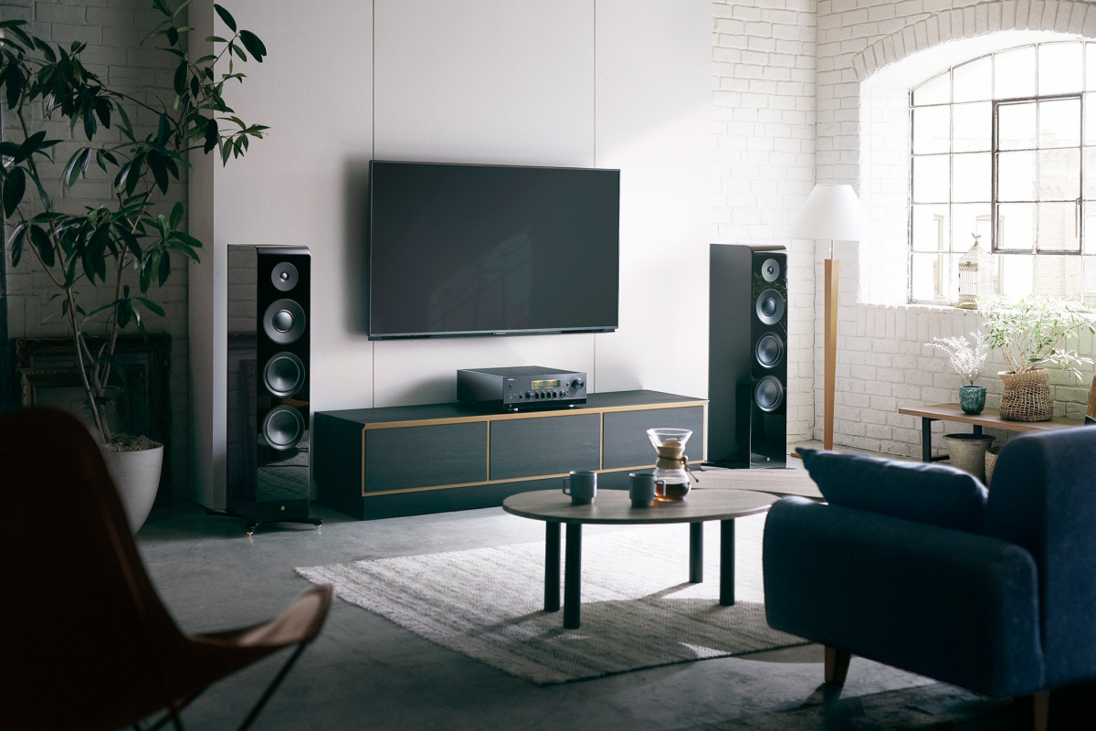 Yamaha R-N2000A streamingforsterker med HDMI ARC & måle-EQ, svart