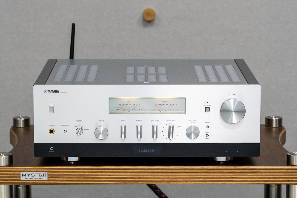 Yamaha R-N2000A streamingforsterker med HDMI ARC & måle-EQ, sølv