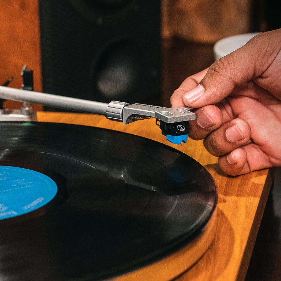 Audio Technica AT-LPW30TK platespiller med RIIA & AT-VM95C-pickup, teak