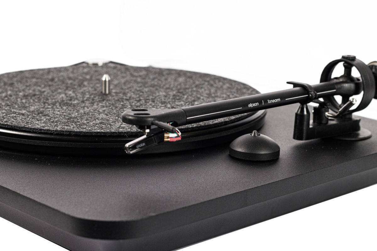 Elipson Chroma 200 platespiller med Ortofon OM10-pickup, svart retureksemplar