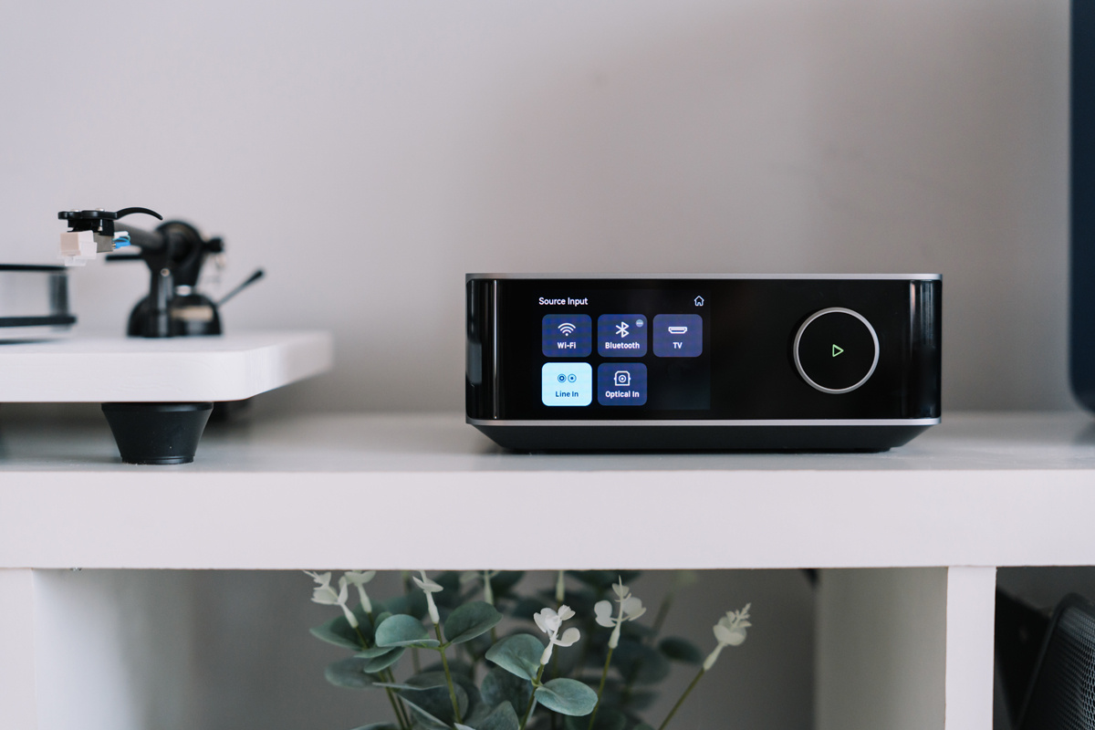 Wiim Amp Ultra strømmeforsterker med Chromecast & HDMI ARC, sølv