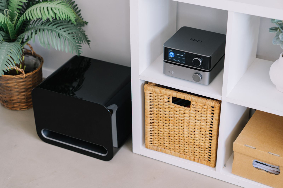 WiiM Sub Pro kompakt trådløs subwoofer, svart