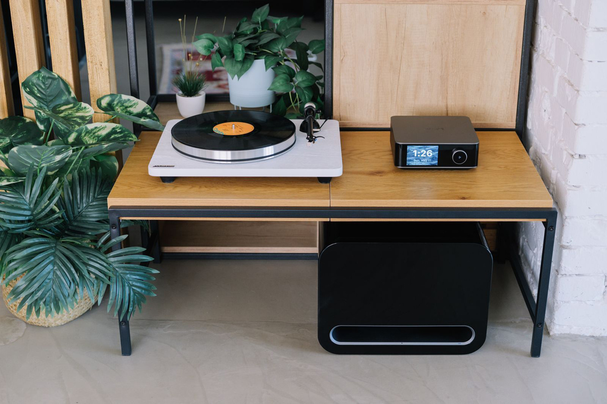 WiiM Sub Pro kompakt trådløs subwoofer, svart