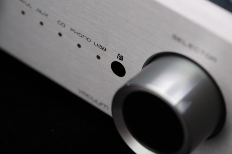 Cayin CS-55A rørforsterker med KT88 og RIAA-trinn, sølv